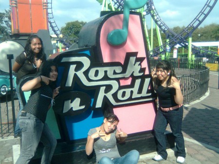 su rockero interior de Lez :) que mojada en six flags un dia mas de risas a tu lado