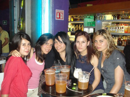 Un feliz feliz cumpleanos a Cin jajaja mi cumple es como un respiro para verlas!!